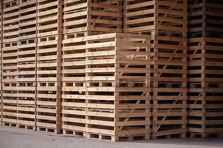 Fabrication de palettes au Lamentin